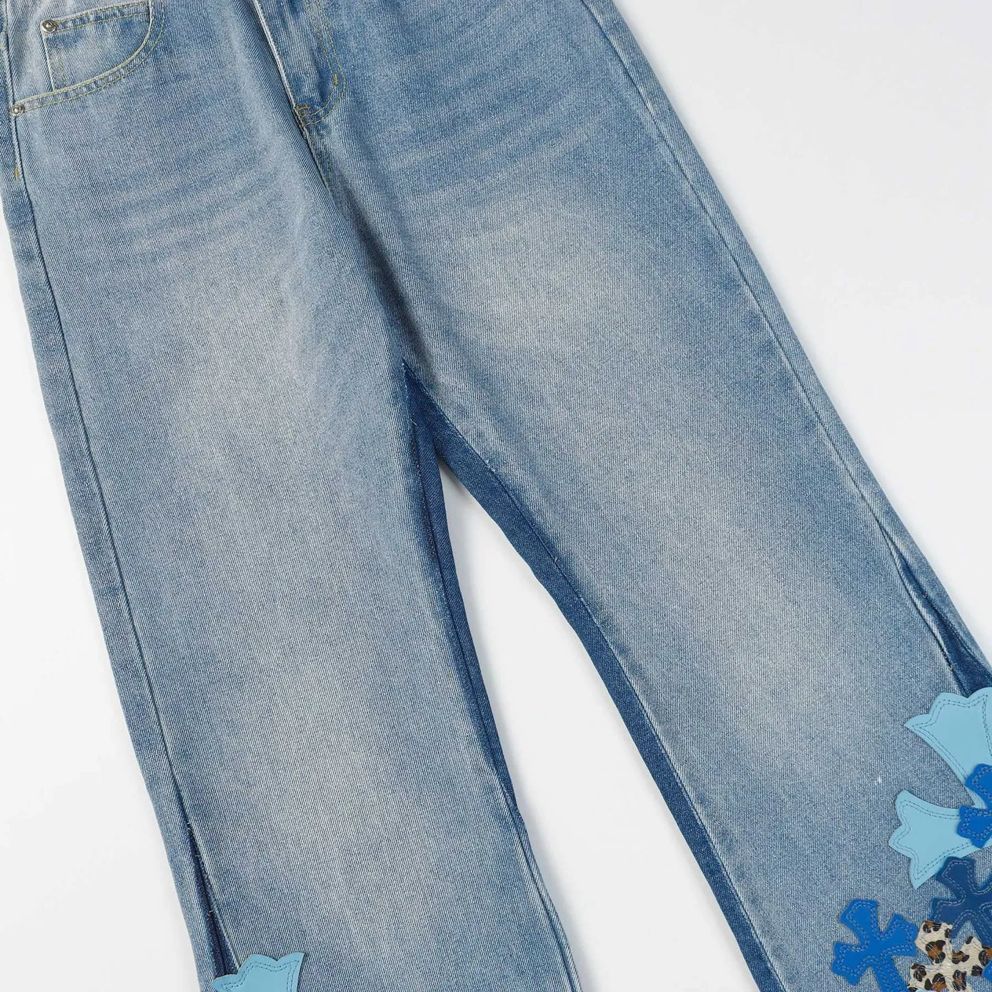 KE955 P280 The only correct leather label version on the market Chrome Hearts CH Dept.Aspen limited edition flared jeans Top ceiling quality 100% correct version The correct version is here!  Believe me this must be the best quality you will ever come across! ! Excellent value for money! !  Styles with different washes and textures are very friendly to people with thin legs and thick legs. The straight version is very flattering to the shape of the legs. The moderate length is timeless and easy to match. It is the basis of various styles and a must-have in the wardrobe! ! Add a little stacking to make the atmosphere easy to control. The fabric is stiff but the upper body is soft without losing texture. The sides and cuffs of some styles have a bone-wash effect. It’s really hard not to love it!  ✅Correctly customize the Croxin metal leather label on the back panel. It is definitely not sold directly with the cross on the finished jeans. 1:1 copying strives for excellence and the details are perfectly grasped. ✅The cross leather label is clear and smooth. Exquisite turning top craftsmanship. ✅Buttons, zippers and hardware are all customized versions of the Croxin LOGO. ✅High-cost washing process. Size: 28 30 32 34 36